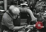 Standbild Machinist Drehmaschinen Glasfaser Pasadena California USA, 1958, aus Sekunde 59 historischem Filmmaterial Videoclip 65675023669