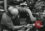 Standbild Machinist Drehmaschinen Glasfaser Pasadena California USA, 1958, aus Sekunde 60 historischem Filmmaterial Videoclip 65675023669