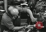 Standbild Machinist Drehmaschinen Glasfaser Pasadena California USA, 1958, aus Sekunde 61 historischem Filmmaterial Videoclip 65675023669