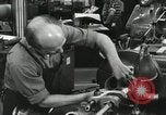 Standbild Machinist Drehmaschinen Glasfaser Pasadena California USA, 1958, aus Sekunde 62 historischem Filmmaterial Videoclip 65675023669