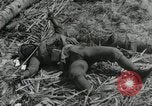 Standbild Unfall während der Schlacht von Tarawa Gilbert Inseln, 1943, aus Sekunde 4 historischem Filmmaterial Videoclip 65675023683