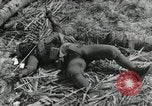Standbild Unfall während der Schlacht von Tarawa Gilbert Inseln, 1943, aus Sekunde 8 historischem Filmmaterial Videoclip 65675023683