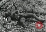 Standbild Unfall während der Schlacht von Tarawa Gilbert Inseln, 1943, aus Sekunde 9 historischem Filmmaterial Videoclip 65675023683