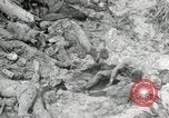 Standbild Unfall während der Schlacht von Tarawa Gilbert Inseln, 1943, aus Sekunde 25 historischem Filmmaterial Videoclip 65675023683