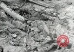 Standbild Unfall während der Schlacht von Tarawa Gilbert Inseln, 1943, aus Sekunde 27 historischem Filmmaterial Videoclip 65675023683