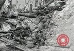 Standbild Unfall während der Schlacht von Tarawa Gilbert Inseln, 1943, aus Sekunde 35 historischem Filmmaterial Videoclip 65675023683