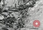 Standbild Unfall während der Schlacht von Tarawa Gilbert Inseln, 1943, aus Sekunde 36 historischem Filmmaterial Videoclip 65675023683