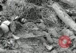 Standbild Unfall während der Schlacht von Tarawa Gilbert Inseln, 1943, aus Sekunde 37 historischem Filmmaterial Videoclip 65675023683