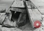 Standbild Unfall während der Schlacht von Tarawa Gilbert Inseln, 1943, aus Sekunde 45 historischem Filmmaterial Videoclip 65675023683