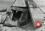 Standbild Unfall während der Schlacht von Tarawa Gilbert Inseln, 1943, aus Sekunde 46 historischem Filmmaterial Videoclip 65675023683