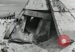 Standbild Unfall während der Schlacht von Tarawa Gilbert Inseln, 1943, aus Sekunde 47 historischem Filmmaterial Videoclip 65675023683