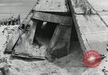 Standbild Unfall während der Schlacht von Tarawa Gilbert Inseln, 1943, aus Sekunde 48 historischem Filmmaterial Videoclip 65675023683