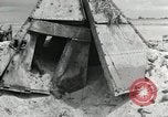 Standbild Unfall während der Schlacht von Tarawa Gilbert Inseln, 1943, aus Sekunde 51 historischem Filmmaterial Videoclip 65675023683
