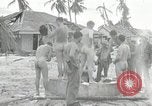 Standbild US Marines Gilbert Inseln, 1943, aus Sekunde 1 historischem Filmmaterial Videoclip 65675023684