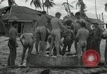 Standbild US Marines Gilbert Inseln, 1943, aus Sekunde 13 historischem Filmmaterial Videoclip 65675023684
