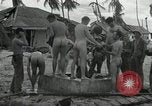 Standbild US Marines Gilbert Inseln, 1943, aus Sekunde 14 historischem Filmmaterial Videoclip 65675023684