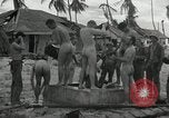 Standbild US Marines Gilbert Inseln, 1943, aus Sekunde 15 historischem Filmmaterial Videoclip 65675023684
