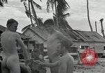 Standbild US Marines Gilbert Inseln, 1943, aus Sekunde 30 historischem Filmmaterial Videoclip 65675023684