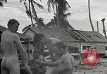 Standbild US Marines Gilbert Inseln, 1943, aus Sekunde 32 historischem Filmmaterial Videoclip 65675023684
