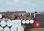Immagine di Terminale Pol Long Binh Vietnam, 1969, secondo 61 filmato di repertorio 65675023699