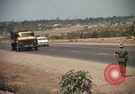 Immagine di Autostrada security Long Binh Vietnam, 1970, secondo 39 filmato di repertorio 65675023712