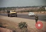 Immagine di Autostrada security Long Binh Vietnam, 1970, secondo 41 filmato di repertorio 65675023712