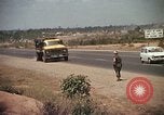 Immagine di Autostrada security Long Binh Vietnam, 1970, secondo 42 filmato di repertorio 65675023712