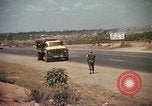 Immagine di Autostrada security Long Binh Vietnam, 1970, secondo 44 filmato di repertorio 65675023712