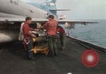 Image USS Coral Sea sud de la mer de Chine du Sud, 1967, de la seconde 25 séquences d'archives historiques vidéo 65675023715