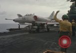 Image USS Coral Sea sud de la mer de Chine du Sud, 1967, de la seconde 60 séquences d'archives historiques vidéo 65675023715