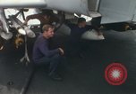 Standbild Träger Besatzungen arbeiten an Flugzeugen an Bord der USS Coral Sea South China Sea, 1967, aus Sekunde 11 historischem Filmmaterial Videoclip 65675023716