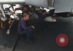 Standbild Träger Besatzungen arbeiten an Flugzeugen an Bord der USS Coral Sea South China Sea, 1967, aus Sekunde 12 historischem Filmmaterial Videoclip 65675023716