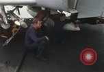 Standbild Träger Besatzungen arbeiten an Flugzeugen an Bord der USS Coral Sea South China Sea, 1967, aus Sekunde 13 historischem Filmmaterial Videoclip 65675023716