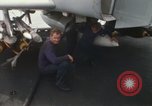 Standbild Träger Besatzungen arbeiten an Flugzeugen an Bord der USS Coral Sea South China Sea, 1967, aus Sekunde 14 historischem Filmmaterial Videoclip 65675023716