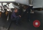 Standbild Träger Besatzungen arbeiten an Flugzeugen an Bord der USS Coral Sea South China Sea, 1967, aus Sekunde 15 historischem Filmmaterial Videoclip 65675023716
