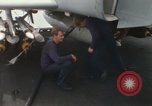 Standbild Träger Besatzungen arbeiten an Flugzeugen an Bord der USS Coral Sea South China Sea, 1967, aus Sekunde 16 historischem Filmmaterial Videoclip 65675023716