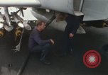 Standbild Träger Besatzungen arbeiten an Flugzeugen an Bord der USS Coral Sea South China Sea, 1967, aus Sekunde 17 historischem Filmmaterial Videoclip 65675023716