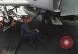 Standbild Träger Besatzungen arbeiten an Flugzeugen an Bord der USS Coral Sea South China Sea, 1967, aus Sekunde 18 historischem Filmmaterial Videoclip 65675023716