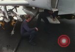 Standbild Träger Besatzungen arbeiten an Flugzeugen an Bord der USS Coral Sea South China Sea, 1967, aus Sekunde 19 historischem Filmmaterial Videoclip 65675023716