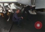 Standbild Träger Besatzungen arbeiten an Flugzeugen an Bord der USS Coral Sea South China Sea, 1967, aus Sekunde 20 historischem Filmmaterial Videoclip 65675023716