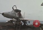 Standbild Träger Besatzungen arbeiten an Flugzeugen an Bord der USS Coral Sea South China Sea, 1967, aus Sekunde 21 historischem Filmmaterial Videoclip 65675023716