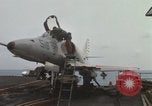 Standbild Träger Besatzungen arbeiten an Flugzeugen an Bord der USS Coral Sea South China Sea, 1967, aus Sekunde 22 historischem Filmmaterial Videoclip 65675023716