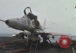 Standbild Träger Besatzungen arbeiten an Flugzeugen an Bord der USS Coral Sea South China Sea, 1967, aus Sekunde 23 historischem Filmmaterial Videoclip 65675023716