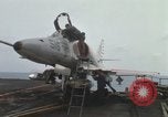 Standbild Träger Besatzungen arbeiten an Flugzeugen an Bord der USS Coral Sea South China Sea, 1967, aus Sekunde 24 historischem Filmmaterial Videoclip 65675023716