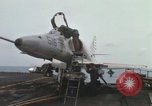 Standbild Träger Besatzungen arbeiten an Flugzeugen an Bord der USS Coral Sea South China Sea, 1967, aus Sekunde 25 historischem Filmmaterial Videoclip 65675023716