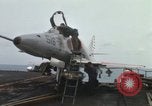 Standbild Träger Besatzungen arbeiten an Flugzeugen an Bord der USS Coral Sea South China Sea, 1967, aus Sekunde 26 historischem Filmmaterial Videoclip 65675023716
