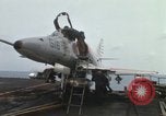 Standbild Träger Besatzungen arbeiten an Flugzeugen an Bord der USS Coral Sea South China Sea, 1967, aus Sekunde 27 historischem Filmmaterial Videoclip 65675023716