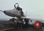Standbild Träger Besatzungen arbeiten an Flugzeugen an Bord der USS Coral Sea South China Sea, 1967, aus Sekunde 28 historischem Filmmaterial Videoclip 65675023716