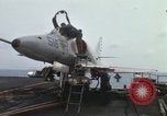Standbild Träger Besatzungen arbeiten an Flugzeugen an Bord der USS Coral Sea South China Sea, 1967, aus Sekunde 29 historischem Filmmaterial Videoclip 65675023716