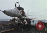 Standbild Träger Besatzungen arbeiten an Flugzeugen an Bord der USS Coral Sea South China Sea, 1967, aus Sekunde 30 historischem Filmmaterial Videoclip 65675023716